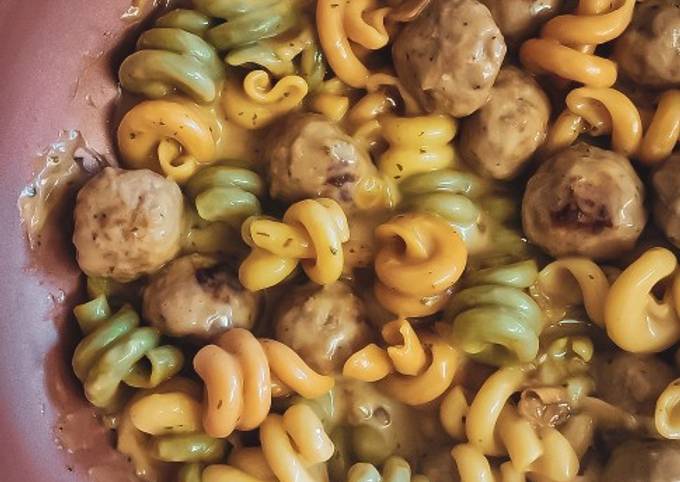 A picture of Easy Creamy Mushroom & Meatball Pasta.