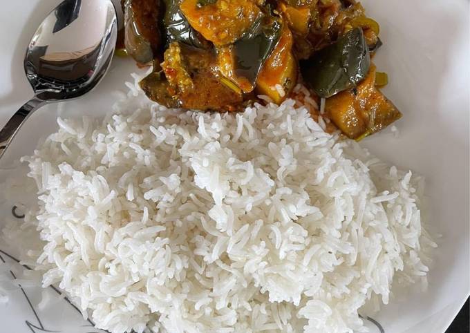 A picture of Aubergine and potato curry:
(Aloo Baingan).