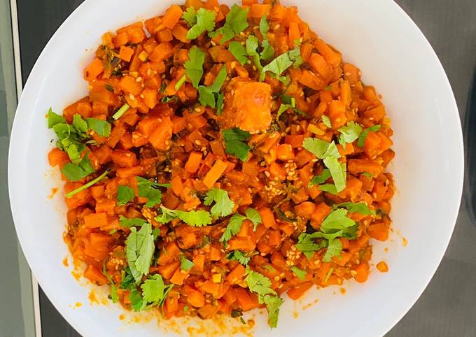 A picture of Gajjar tal nu shaak (carrot sesame curry).