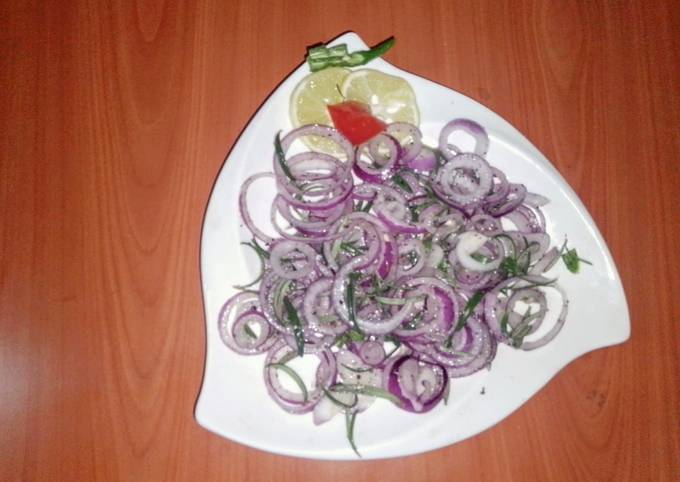 A picture of Fresh rosemary & onion salad 🥗🧅.