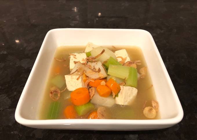 A picture of Vegetables Soup (Indonesian vegetarian soup =Sup Tahu).