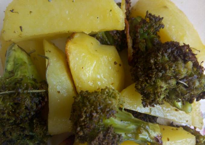 A picture of Potato wedges with broccoli.