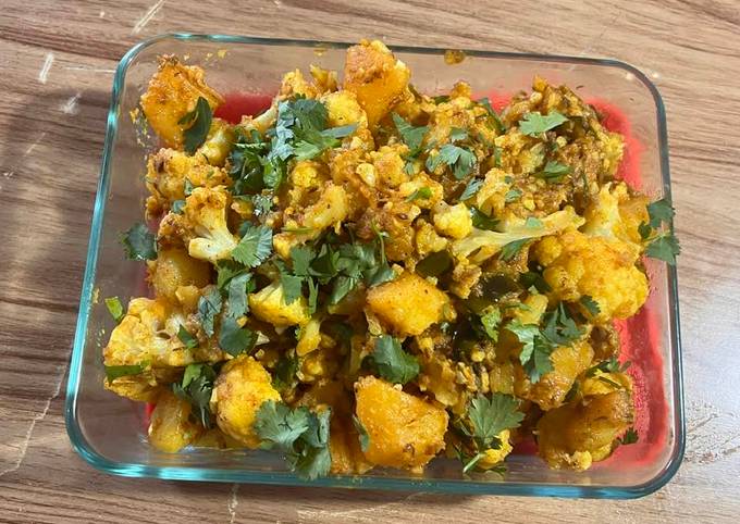 A picture of Potato-cauliflower curry.