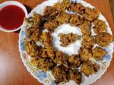 A picture of Prawns, spinach, onions mixed pakoras 🦐🥬🧅.