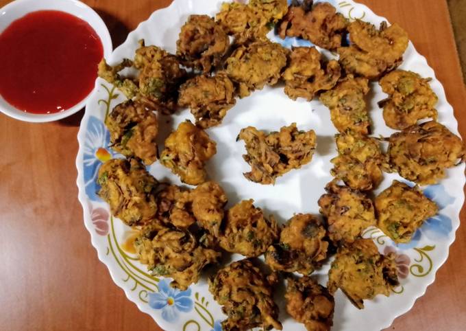 A picture of Prawns, spinach, onions mixed pakoras 🦐🥬🧅.