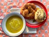รูปของ Pumpkin Soup with Raisin Pretzel & Raisin Bagel🥯🥨🎃 ซุปฟักทองทานคู่กับ เพรทเซลลูกเกดและเบเกิ้ลลูกเกด🥨🥯🍇
