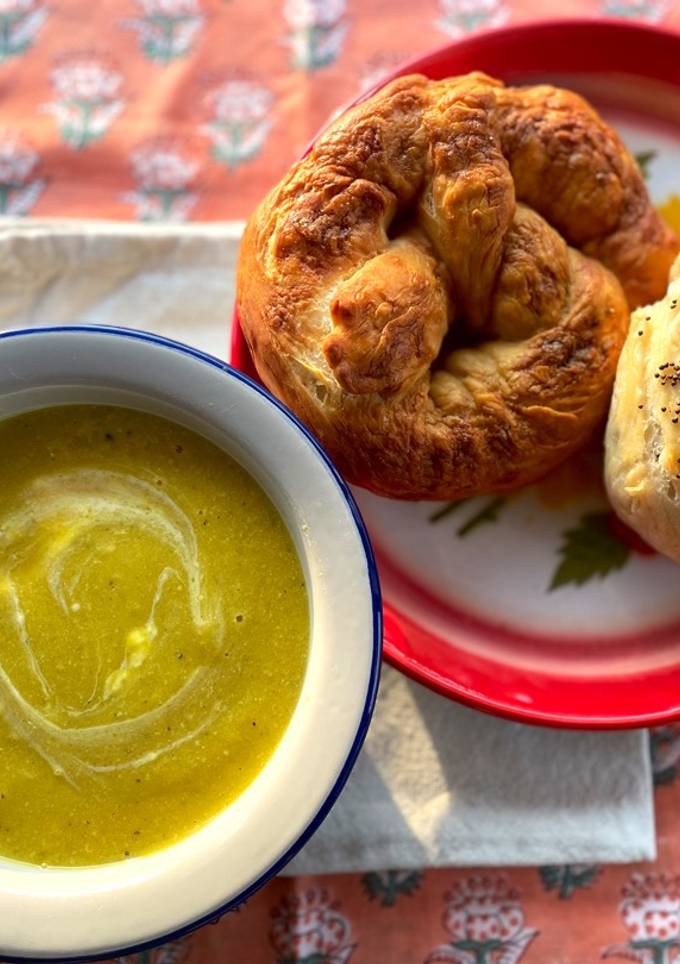 รูปของ Pumpkin Soup with Raisin Pretzel & Raisin Bagel🥯🥨🎃 ซุปฟักทองทานคู่กับ เพรทเซลลูกเกดและเบเกิ้ลลูกเกด🥨🥯🍇