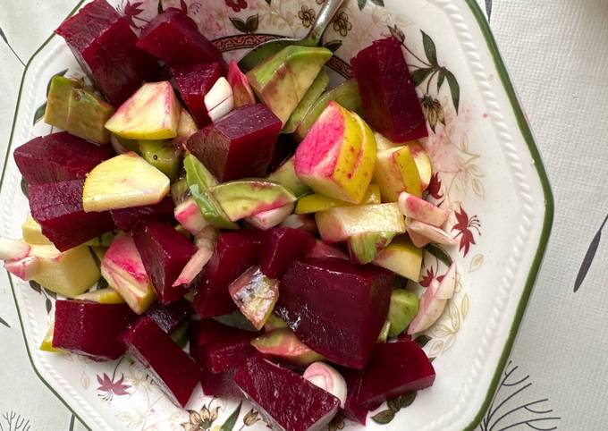 A picture of Multivina salad with beetroot and apples.