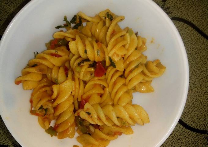 A picture of Spicy Garlic and tomato pasta.