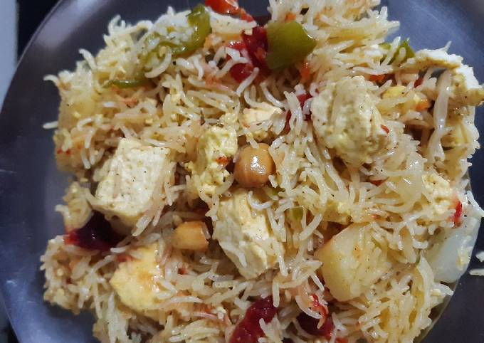 A picture of Paneer vegetable rice.