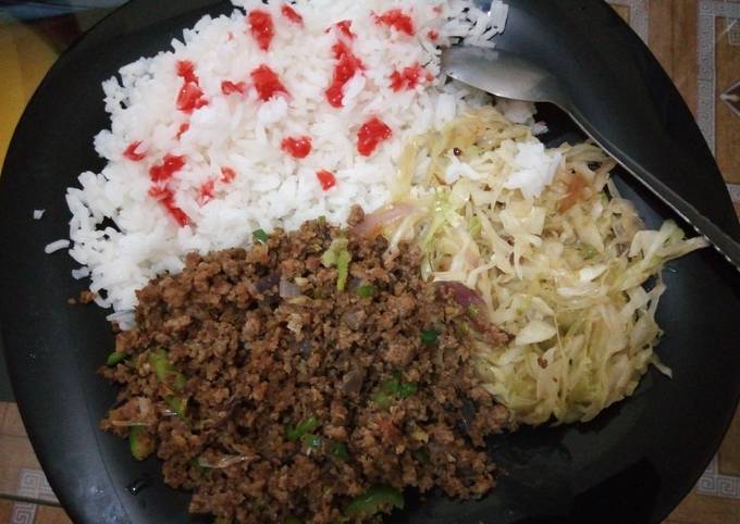 A picture of Steamed rice served with minced meat and steamed cabbage.