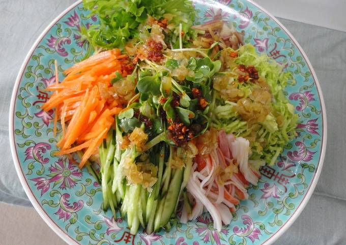 A picture of Somen Noodles with Lots of Vegetables and Leek Sauce.