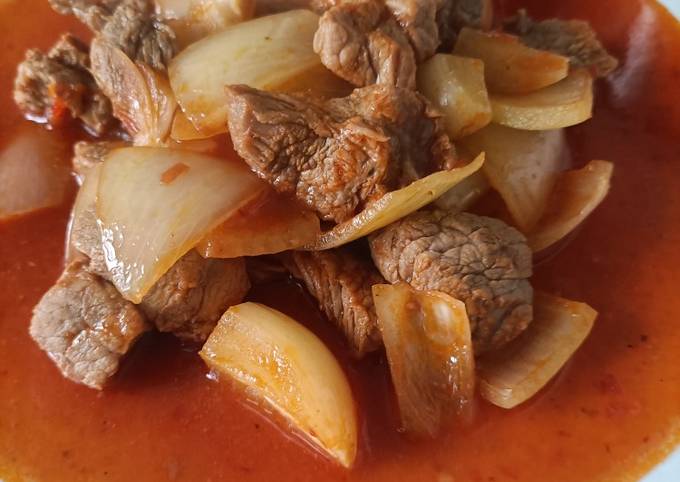 A picture of Meat with onions stew.