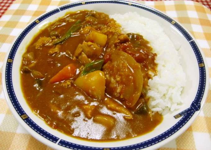 A picture of Summer Vegetable Curry with Chicken and Canned Tomatoes.