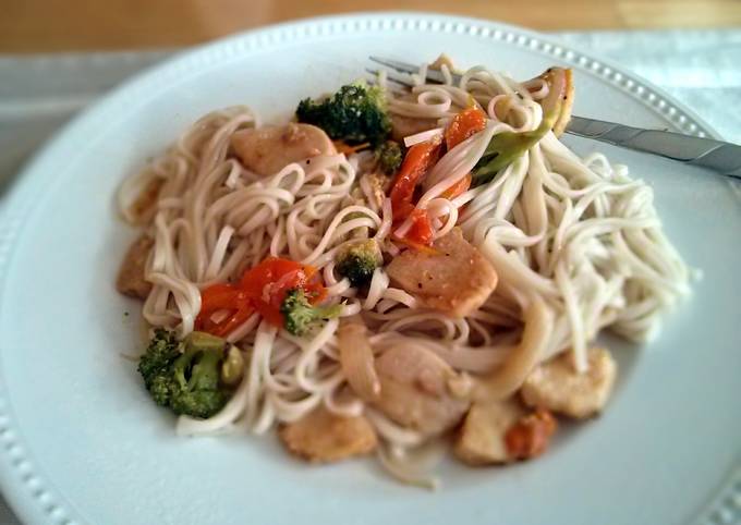 A picture of Chicken Chow Mein With Vegetables 🍜.