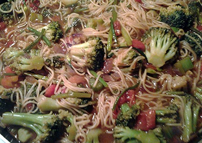 A picture of Canton noodles and vegetables.