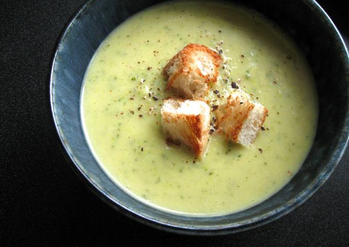 A picture of Curry Flavoured Broccoli & Potato Soup.