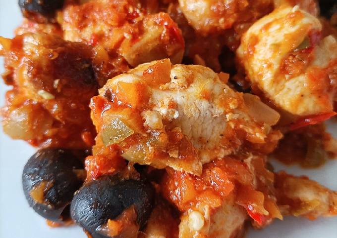 A picture of Chicken with Tomato and Olive.