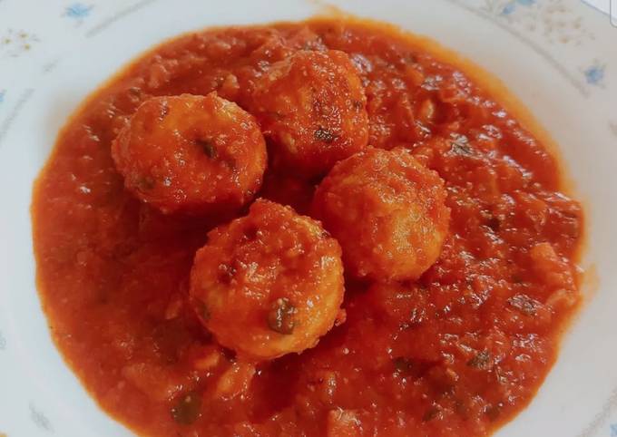 A picture of Meatballs in tomato sauce.