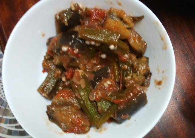 A picture of Brinjals and okra curry.