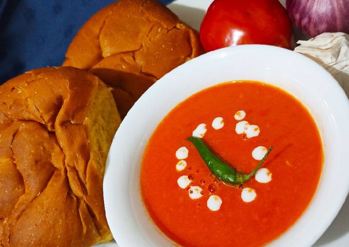 A picture of Creamy tomato soup.