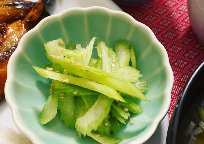 A picture of Quick celery salad - sasame oil flavoured セロリの中華和え.