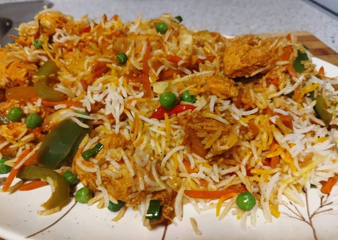 A picture of Chicken and vegetable biryani.