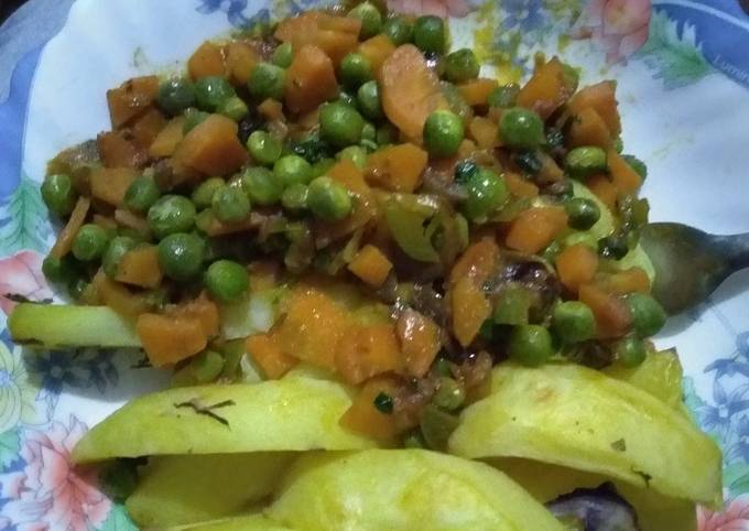 A picture of Potato wedges and vegetable stew.