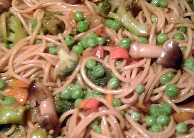 A picture of vegetable lo mein and vegetable rice.