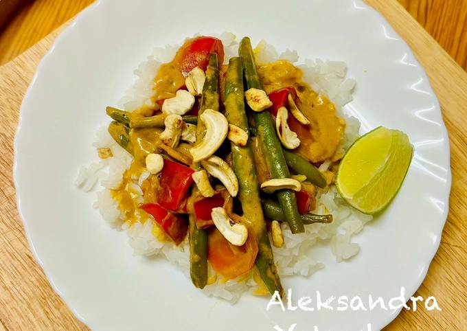 A picture of Thai vegetables with jasmine rice.