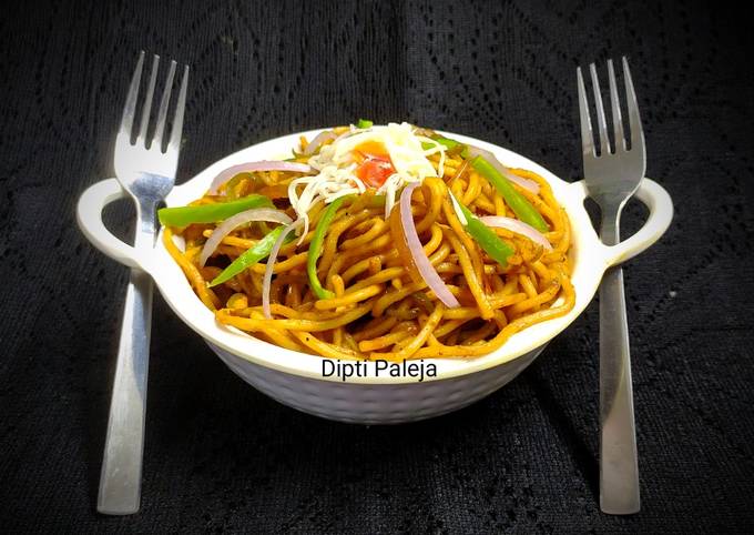 A picture of Vegetable Hakka Noodles.