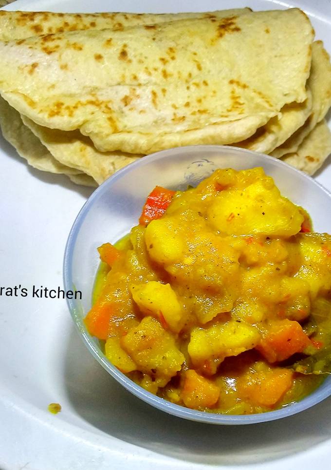 A picture of Naan bread and buttered potatoe curry soup.