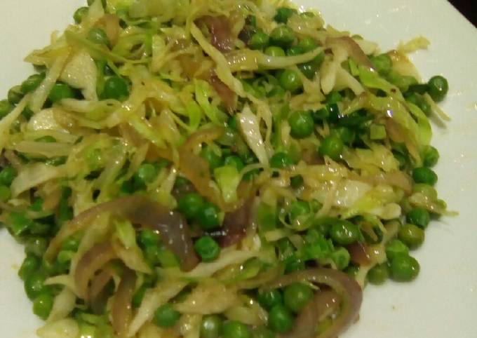 A picture of Steamed cabbage and peas #4weekschallenge.