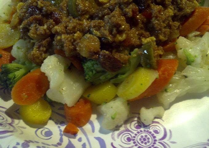 A picture of Spicy ground meat with vegetables.