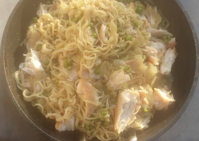 A picture of Onion Pea Chicken an Noodles.