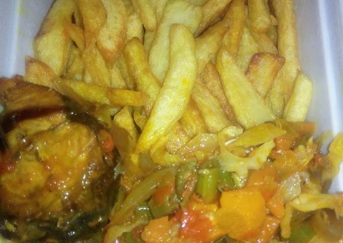 A picture of Chips with vegetable sauce and fish.