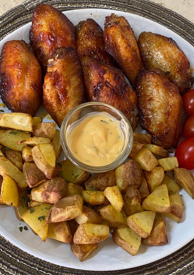 รูปของ ปีกไก่สไปซี่กับมันฝรั่งอบ 🥔