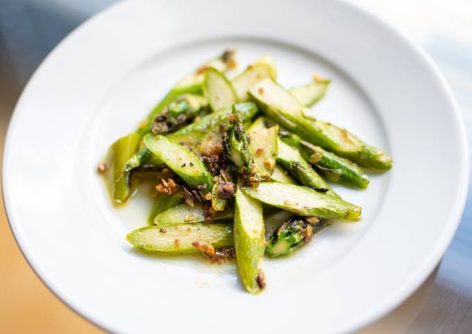 A picture of Sauteed asparagus with anchovies.