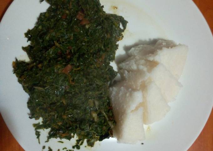 A picture of Ugali with veges.