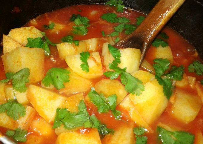 A picture of Potatoes in tomatoes soup.