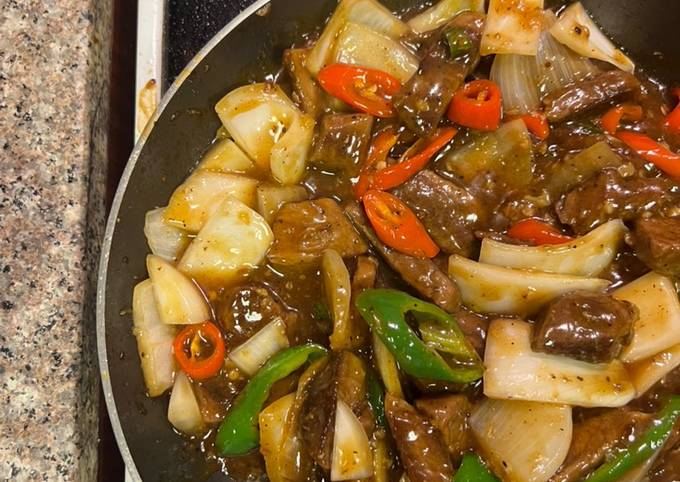 A picture of Stir Fried Black Pepper Beef (with lots of crunch from the onion & chilli).