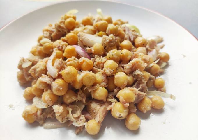 A picture of Quick and Healthy Summery Chickpea, Tuna, and Onion Salad.