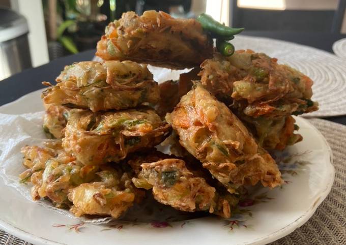 A picture of Bala-bala or Bakwan or Pia-pia aka: Vegetable Fritters.