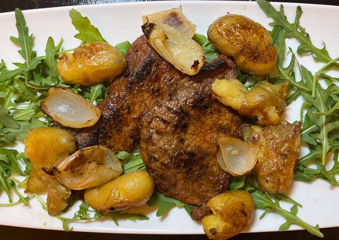 A picture of Peppered Steak with Batatas à Murro.