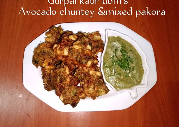 A picture of Avocado chuntey & mixed pakora/ fritters 🥑🧅🥕🥔.