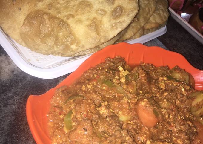 A picture of Fried chappati and vegetable minced meat sauce.