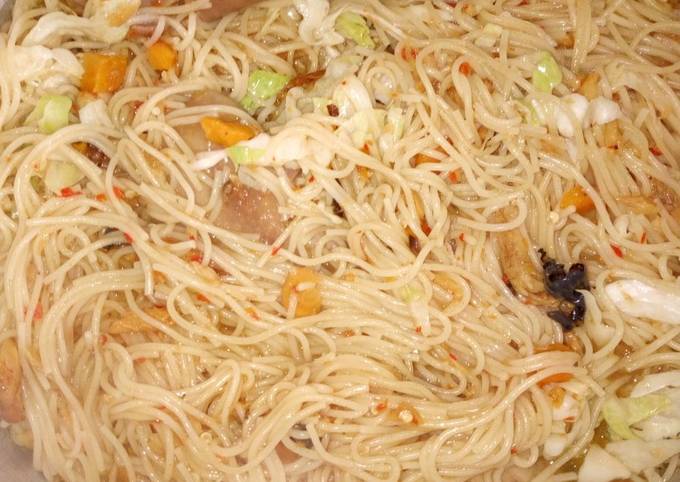 A picture of Spaghetti jollop with vegetables.