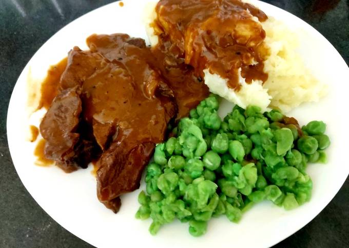 A picture of My Braising Steak in Onion Gravy with Mashed Potato & Peas 😍.