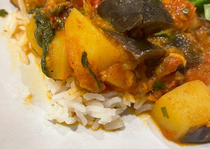 A picture of Aubergine and potato curry.