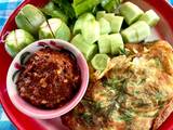 รูปของ น้ำพริกถั่วเน่าแคบย่าง🌶️ ทานพร้อมไข่ชะอม ผักแกล้ม🌶️🧄🥬🥒